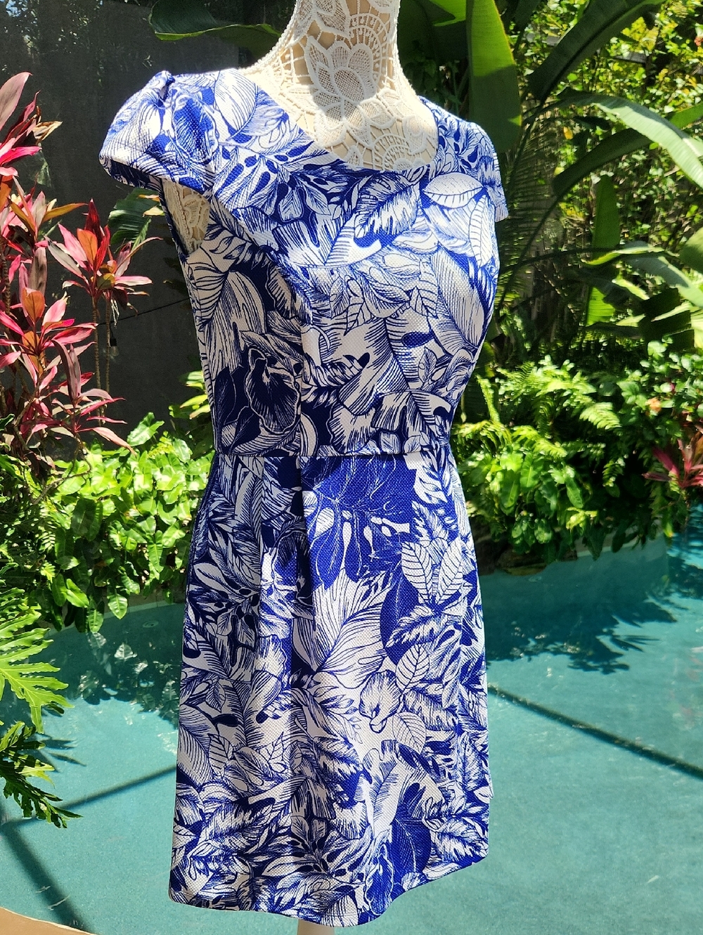 Blue & White Tropical Print Dress. Like New! Size 12!